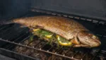 Smoker Forelle mit Kraeuterfuellung und Zitronenscheiben